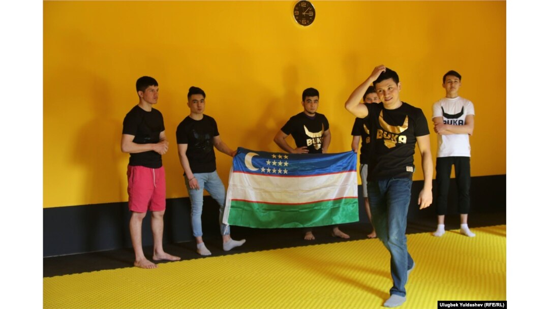 Ayollarni skameykada tayoq bilan urish