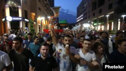 «Ո'չ թալանին» նախաձեռնության անդամները երթ են անցկացնում Երևանում, 18-ը հուլիսի, 2016թ․