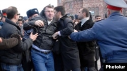 Столкновение между полицией и демонстрантами на площади Республики, Ереван, 3 марта 2011 г.
