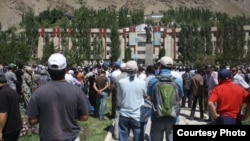 Khorugh residents at a central square on August 22 protest reports of the Tajik authorities' killing of former rebel field commander Imomnazar Imomnazarov.