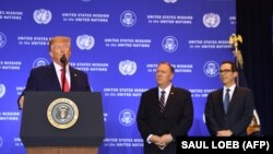Predsednik SAD Donald Trump, sa sekretarom Mikom Pompeom (u sredini)
