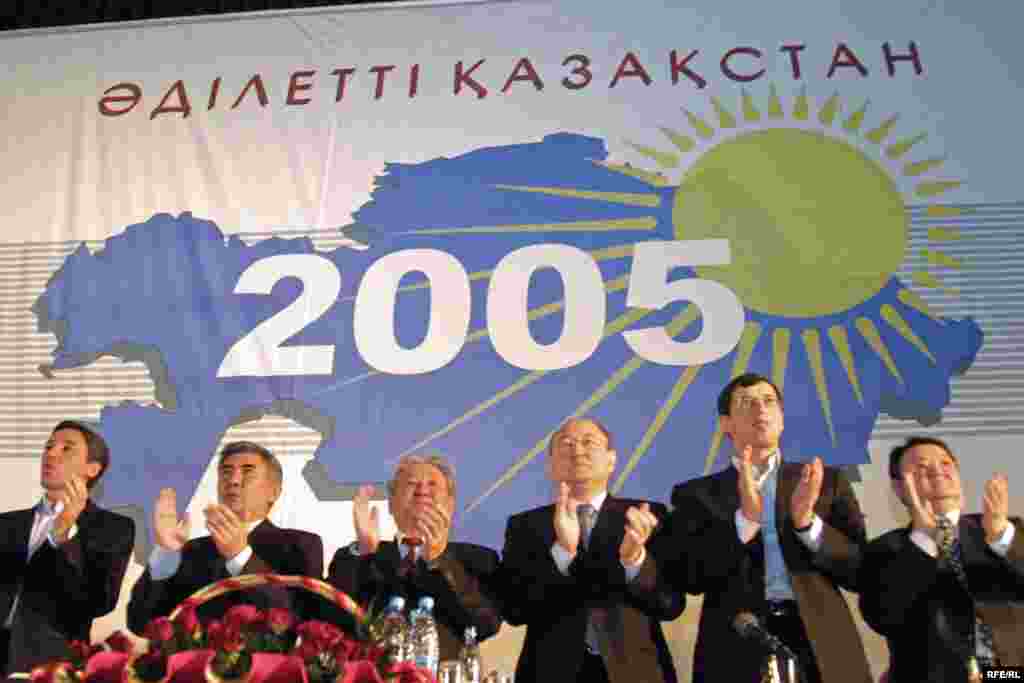 Оппозиционные партии объединились в блок «За справедливый Казахстан». Алматы, 21 марта 2005 года. - Лидеры оппозиционных партий и движений объединились в блок «За справедливый Казахстан». Алматы, 21 марта 2005 г.