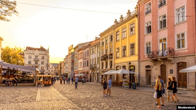 Площа Ринок. Центральний майдан у Львові, історичне серце сучасного міста, характерне явище для середньовічної архітектури європейських міст