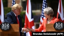 Presidenti i SHBA-së, Donald Trump gjatë konferencës së përbashkët për media me kryeministren britanike, Theresa May. 