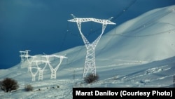 Жогорку чыңалуудагы электр линиялары. Кыргызстан. (архивдик сүрөт)