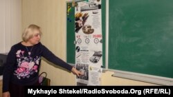 Валентина Ободовська показує інфографіку про Голодомор