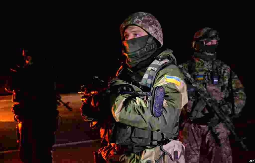 Українські солдати на місці обміну полоненими