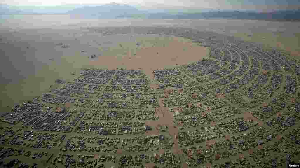 An aerial view shows the Burning Man 2012 "Fertility 2.0" arts and music festival in the Black Rock Desert of Nevada. (REUTERS/Jim Urquhart)