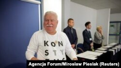 Fostul președinte Lech Walesa, la o secție de votare