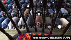 Молитва в мечети села Масанчи, населенного в основном этническими дунганами. Жамбылская область, 12 февраля 2020 года.