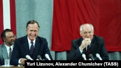 Președintele SUA (stânga), George H. W. Bush, în vizită oficială la Moscova. Acesta, alături de secretarul general al Comitetului Central al PCUS, Mihail Gorbaciov, semnează Tratatul privind reducerea și limitarea armelor strategice ofensive (START) la Kremlin. Evenimentul are loc la data de 31 iulie 2021, cu doar 3 săptămâni înainte de puciul de la Moscova.