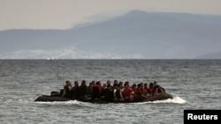 تصویر آرشیف: مهاجرین همیشه با تقبل دشواری های فراوان تلاش می کنند تا از راه های دشوار گذر به کشور های اروپایی برسند