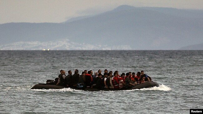 د افغانانو په ګډون د بېلابېلو هېوادونو اتباع هڅه کوي څو د یونان په دغو لارو ځانونه د اروپايي ټولنې غړو هېوادونو ته ورسوي چې یو شمېر یې ان مرګ سره هم مخ شوي دي.