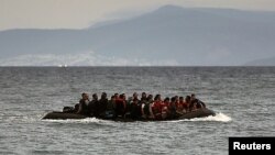 Шлюпка, переполненная афганскими иммигрантами, пересекает часть Эгейского моря между Турцией и Грецией, 27 мая 2015 года.