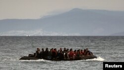 Лодка с мигрантами недалеко от берегов греческого острова Кос. 27 мая 2015 года. Иллюстративное фото.