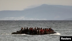 مهاجرین با تقبل دشواری های فراوان تلاش می کنند خود را به کشور های اروپایی برسانند