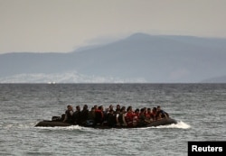 مهاجرین با عبور از راه دشوار و با تقبل مشکلات تلاش می کنند خود را به کشور های اروپایی برسانند
