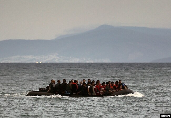 ارشیف: د افغانانو په ګډون د بېلابېلو هېوادونو وګړي هڅه کوي څو په داسې لارو ځانونه اروپايي هېوادونو په ځانګړې توګه بریتانیا ته ورسوي.