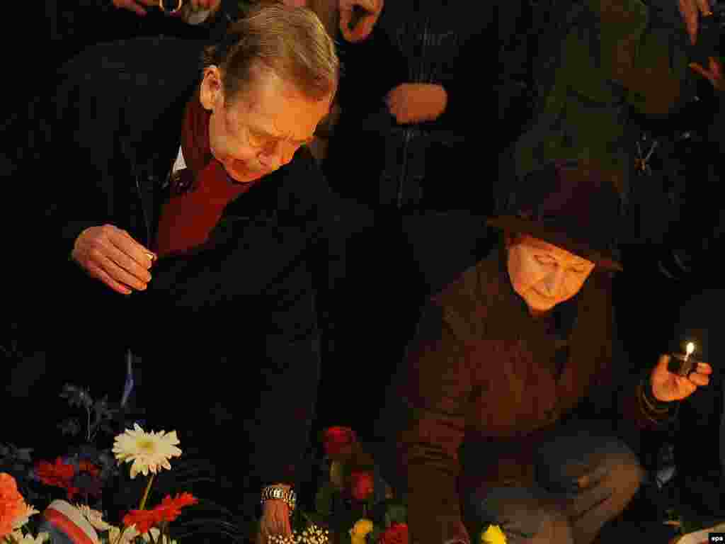 Vaclav Havel aprinde lum&acirc;nări la memorialul studenţesc de pe Bulevardul Naţional din Praga, 17 November 17, 2009.