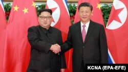 Հյուսիսային Կորեայի և Չինաստանի ղեկավարներ Կիմ Չեն Ընը և Սի Ծինպինը, Դալյան, 8-ը մայիսի, 2018թ.