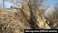 Український спецпризначенець у зоні бойових дій на Донбасі