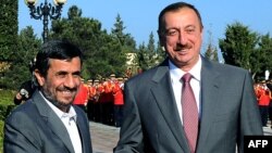 Arxiv foto: Azərbaycan prezidenti İlham Əliyev (sağda) iranlı həmkarı Mahmud Ahmadinejad-ı Bakıda qarşılayarkən. 17 noyabr 2010-cu il. 