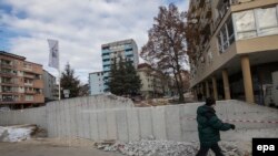 Zid u Severnoj Mitrovici