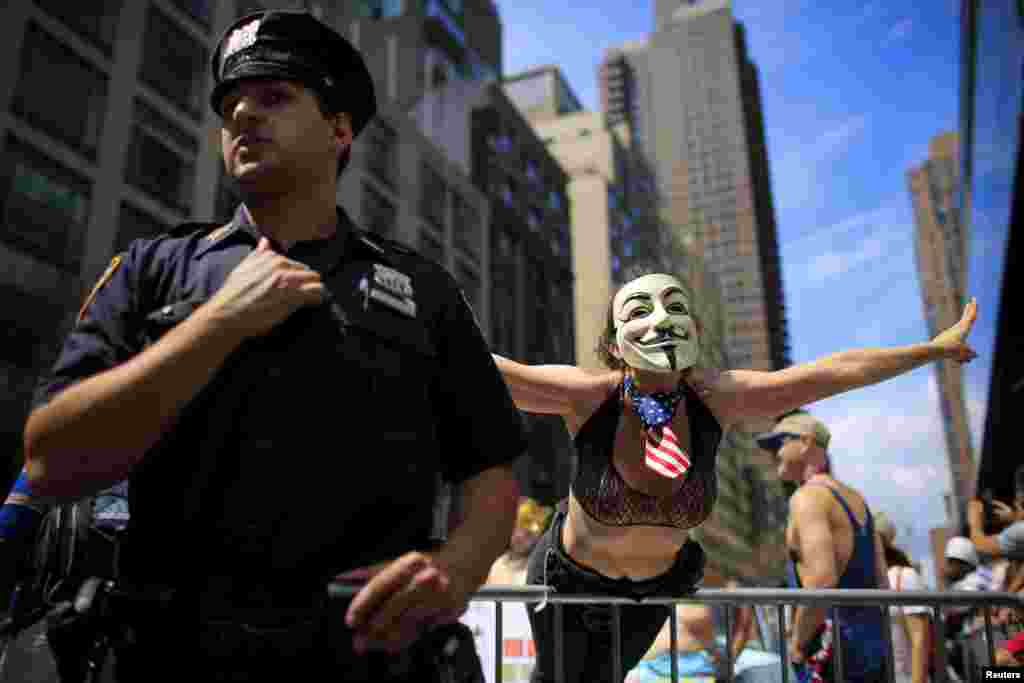 Nyu York polisi və yarıçılpaq marş iştirakçısı.&nbsp;​REUTERS/Eduardo Munoz TEMPLATE OUT