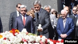 Armena - Armenian President Serzh Sarkisian, U.S. actor George Clooney and French-Armenian singer Charles Aznavour attend a remembrance ceremony at the Armenian Genocide Memorial in Yerevan, 24Apr2016.