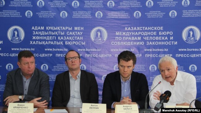 Слева направо – участники Международной профсоюзной миссии Борис Кравченко, Антон Леппик, Андреас Хальсе и Еспен Локен на пресс-конференции в Казахстанском бюро по правам человека. Алматы, 15 ноября 2018 года.