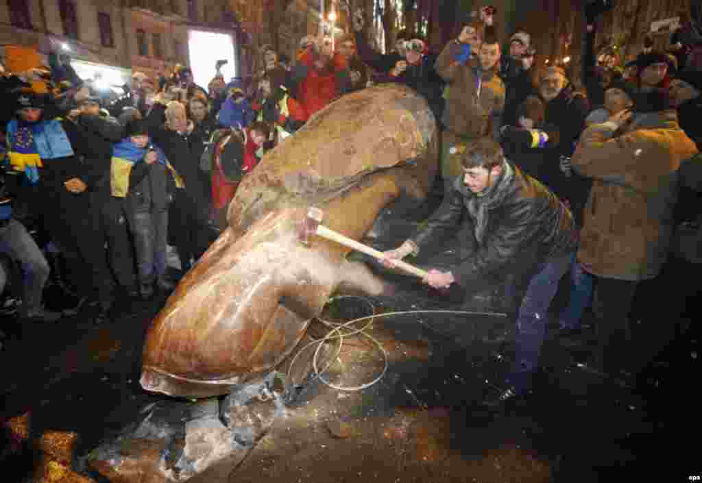 8 dekabr. Kiyev. Etirazçılar Leninin heykəlini parçalayırlar