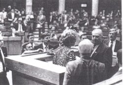 Дэпутаты зганяюць з трыбуны 1-га сакратара ЦК КПБ А. Малафеева, 25 жніўня 1991
