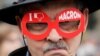 Французский избиратель в очках с надписью "Я не люблю Макрона"