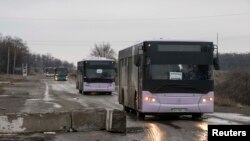 Автобуси, які мають вивозити людей із Дебальцева, 6 лютого 2015 року
