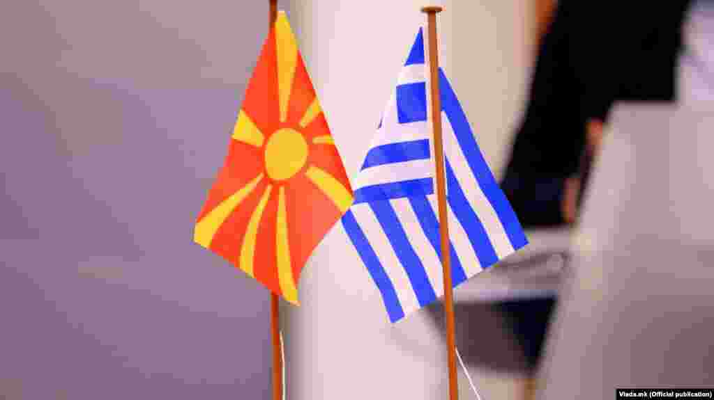 ГРЦИЈА / БУГАРИЈА / МАКЕДОНИЈА - Министерот за надворешни работи на Грција, Никос Дендиас, изјави дека Грција, како земја која одржува пријателски односи со Бугарија и Македонија, ќе се обиде на секој можен начин да го олесни решавањето на разликите меѓу Скопје и Софија, јави МИА од Атина.