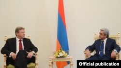 Armenia - President Serzh Sarkisian (R) meets with EU Enlargement Commissioner Stefan Fuele in Yerevan, 10Jul2013.