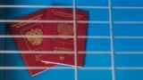 "Вы незаконно его получили!" Как у приехавших в РФ мигрантов отбирают российские паспорта