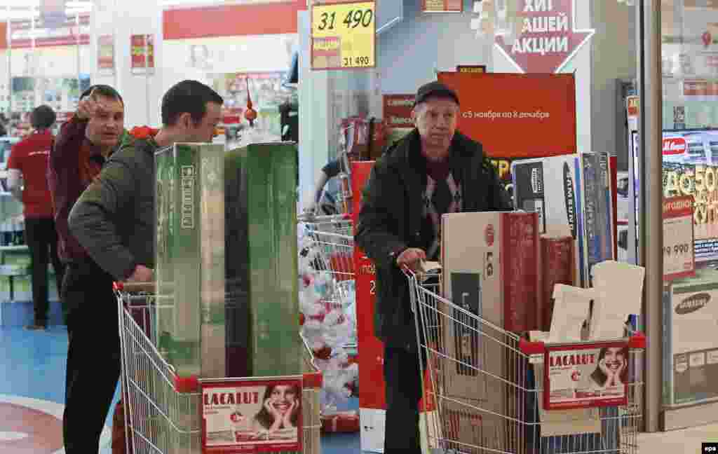 Мәскеу тұрғындары қолдарында бар рубльдерінен құтылу үшін жаппай сауда жасап жатыр. 