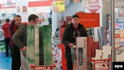 People in Moscow buy household appliances to take advantage of suddenly low prices on December 17.