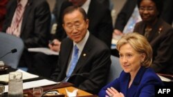 Sekretari i Përgjithshëm i OKB-së, Ban Ki-Mun, dhe sekretarja amerikane e Shtetit, Hillari Klinton, gjatë takimit të Këshillit të Sigurimit, 30 shtator 2009. 