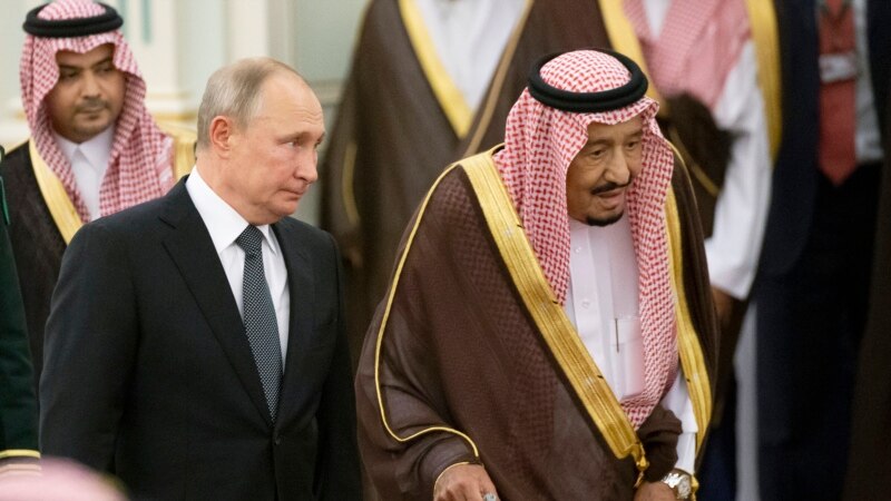 Русия ва Арабистони Саудӣ даҳҳо қарордоди ҳамкорӣ имзо карданд