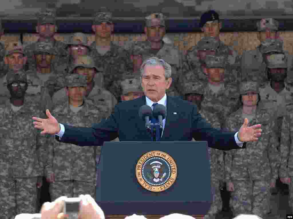 Джордж Буш выступает перед солдатами армии США в Кувейте. 12 января 2008.
