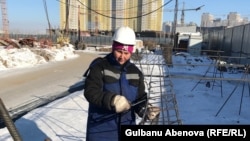 Арматурщица Малика Искакова на строительном объекте. Астана, 3 марта 2018 года.