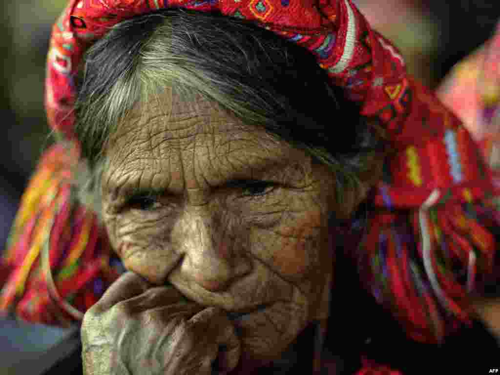 Гватэмала. Марыя Мэндоса Агустын чакае эксгумацыі парэштак родных, ахвяраў грамадзянскай вайны 1960-1996.