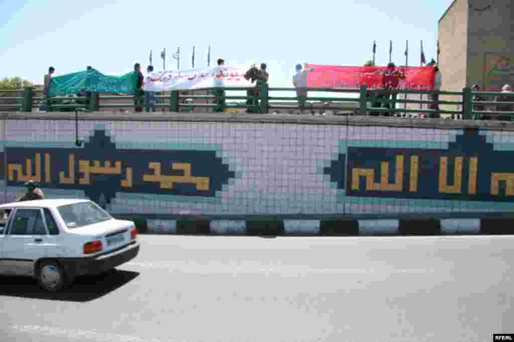 Iran - Iranian students oppose Sivand Dam inundation, Tehran, 21Apr2007