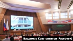 Светодиодный экран в зале заседаний российского парламента Крыма