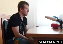 Viktor Agheev prezentat presei la închisoare.