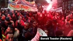 Radnici pariške saobraćajne mreže na demonstracijama u Parizu tokom 36. dana protesta zbog najavljene reforme penzionog sistema