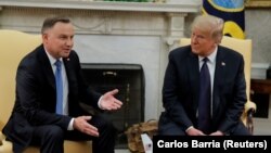АҚШ президенті Дональд Трамп (оң жақта) және Польша басшысы Анджей Дуда. Вашингтон, 24 маусым 2020 жыл.
