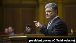 Порошенко: цинічним є той факт, що відкриття мосту відбувається напередодні чергової річниці депортації кримських татар